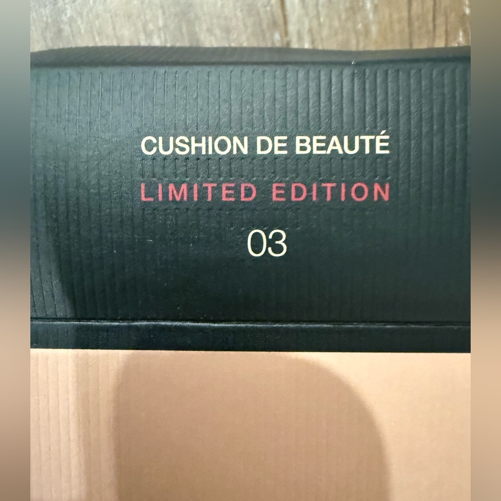 Gucci Cushion de Beauté Limited Luminous SPF 20 Moisturizing Foundation - Picture 5 of 10